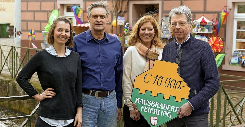 (v.l.n.r) Wolfgang Feierling-Rombach (Hausbrauerei Feierling), Paulina Essig und Manfred Funk (»Gemeinsam mobil«), Diana Auwärter (Prestel-Stiftung) Spende Feierling 2019